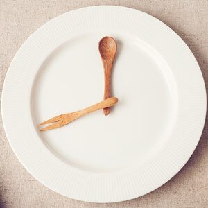 Что такое интервальное (периодическое) голодание: схемы, правила и ошибки