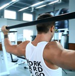 Упражнение на растяжку мышц плеч после тренировки