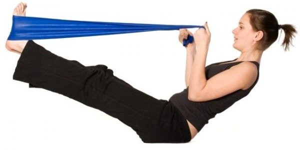 Упражнения с лентой эспандером для женщин в домашних